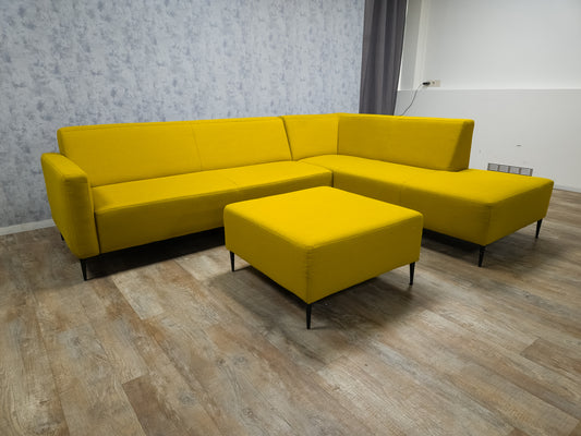 Zeer Mooi GEEL Hoekbank van GOOSSENS met Hocker - BanxteL - 2dehandse Bankstellen