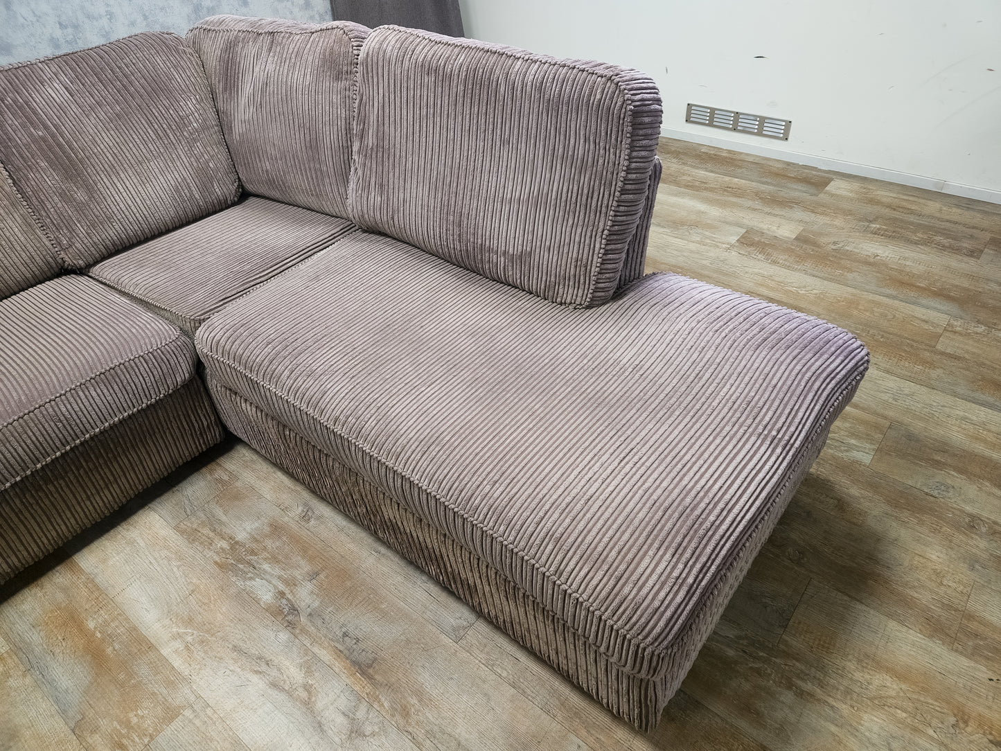 Mooi Taupe Ribstof Hoekbank