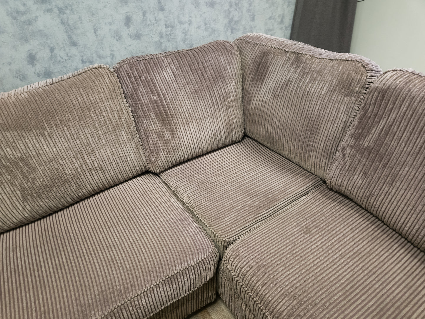 Mooi Taupe Ribstof Hoekbank