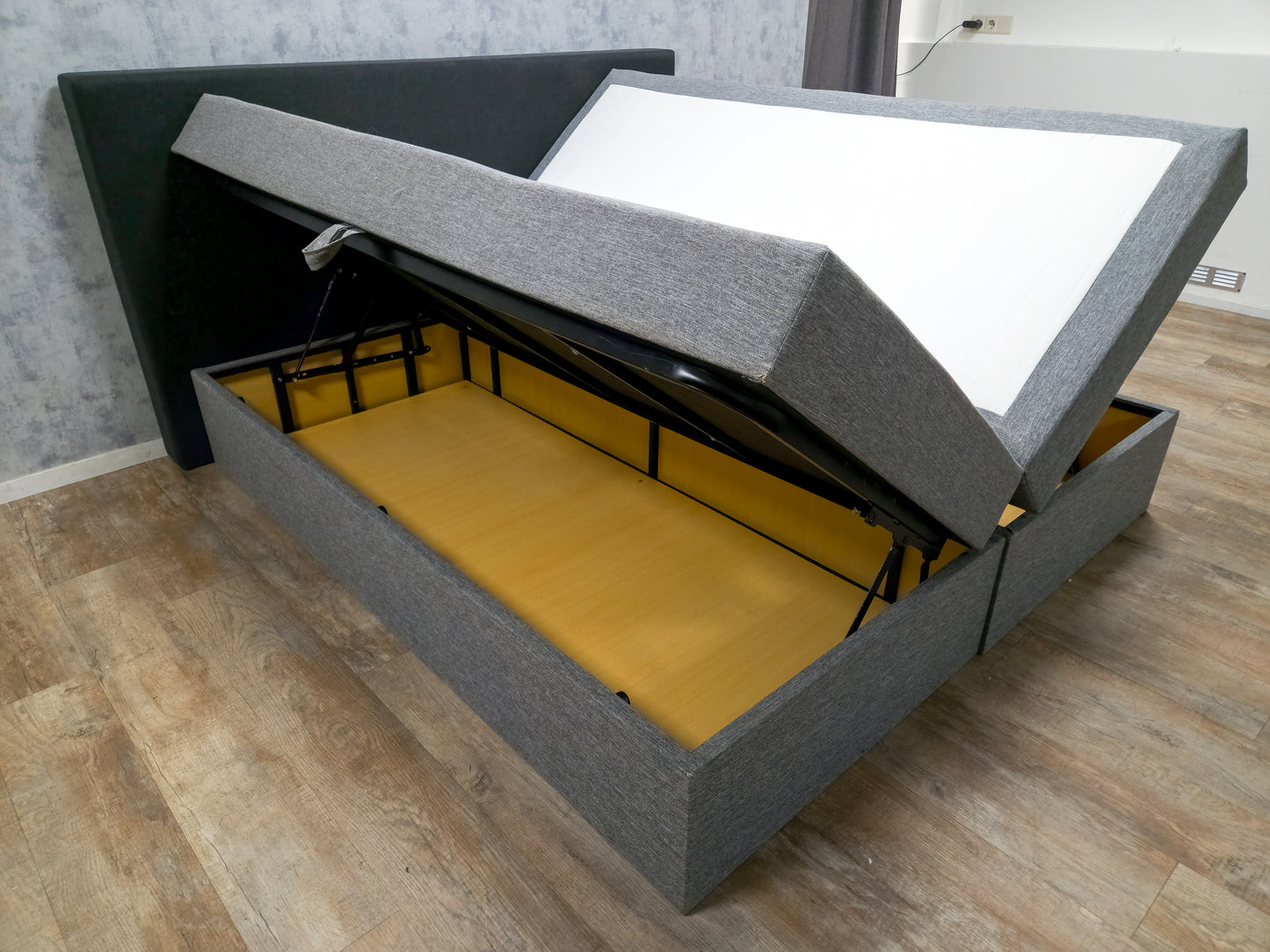 Mooi Grijs Boxpring Bed me Opbergruimte