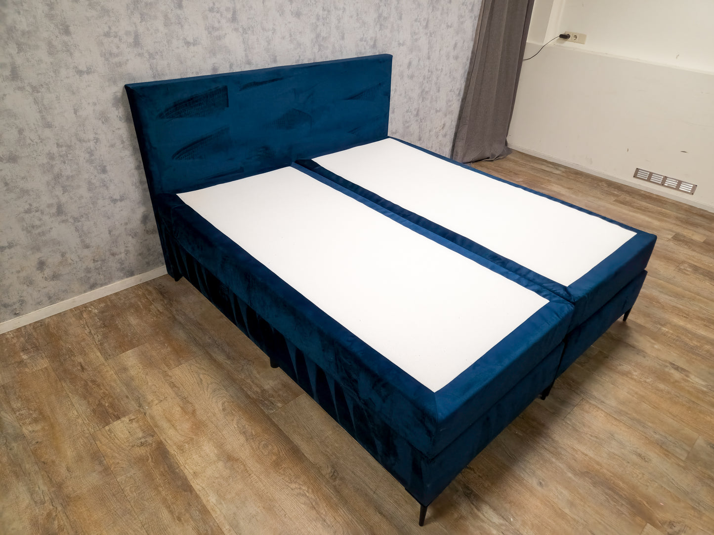 Zeer Mooi Blauwe Velvet Boxpring Bed | 180X200