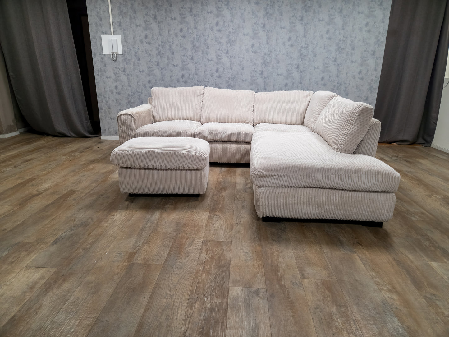 PRACHTIG BEIGE RIBSTOF HOEKBANK met POEF