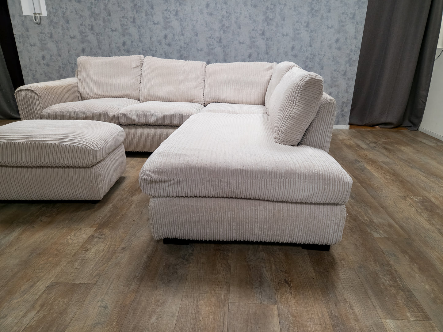 PRACHTIG BEIGE RIBSTOF HOEKBANK met POEF
