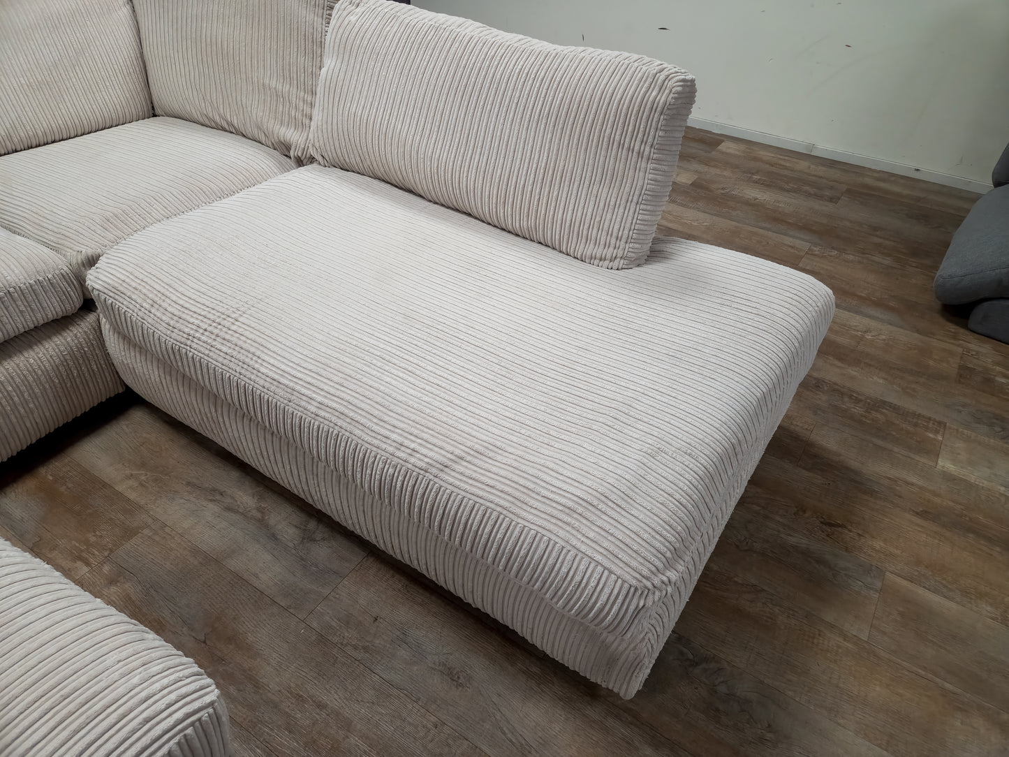 PRACHTIG BEIGE RIBSTOF HOEKBANK met POEF
