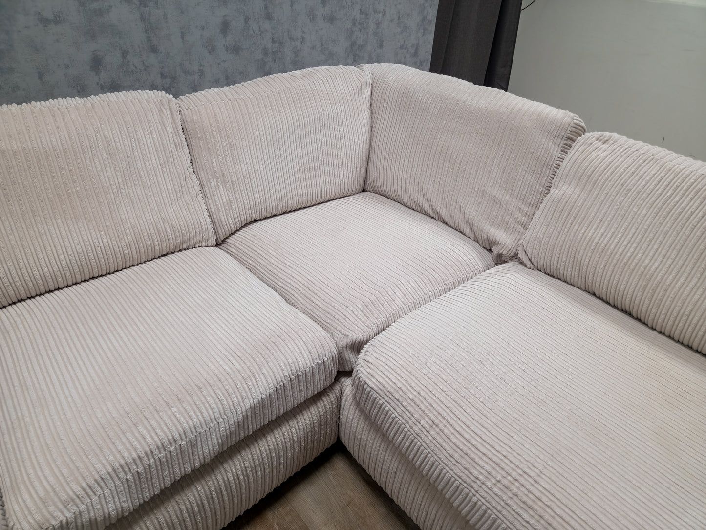 PRACHTIG BEIGE RIBSTOF HOEKBANK met POEF