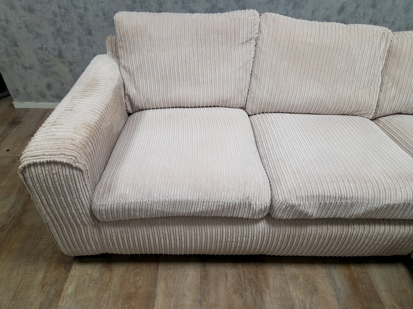 PRACHTIG BEIGE RIBSTOF HOEKBANK met POEF