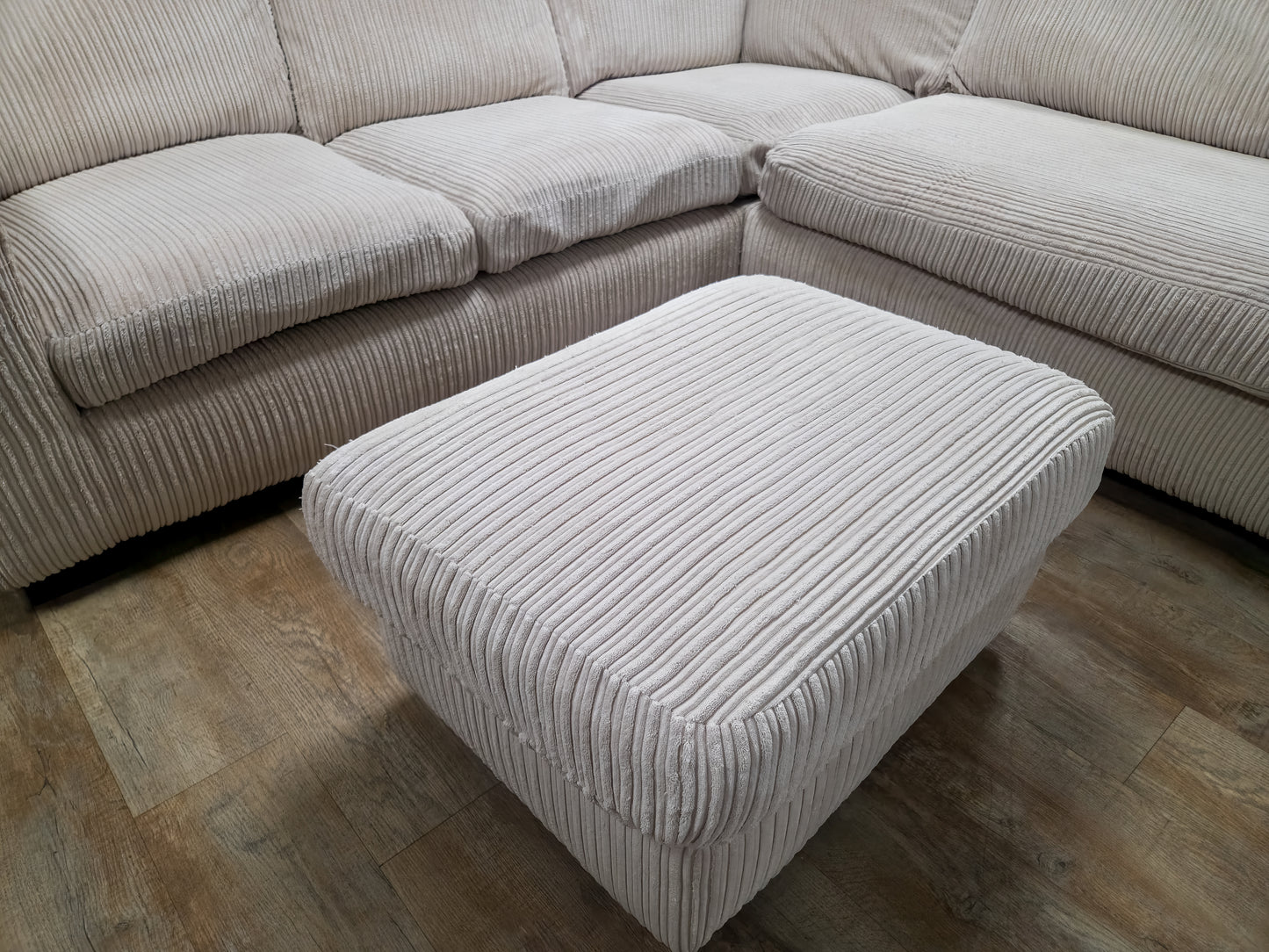 PRACHTIG BEIGE RIBSTOF HOEKBANK met POEF