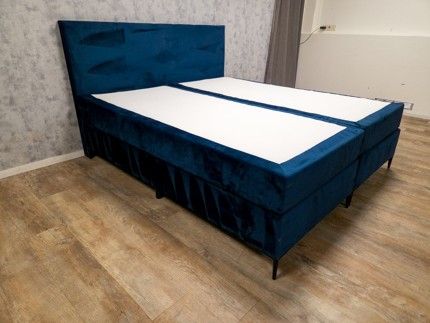 Zeer Mooi Blauwe Velvet Boxpring Bed | 180X200