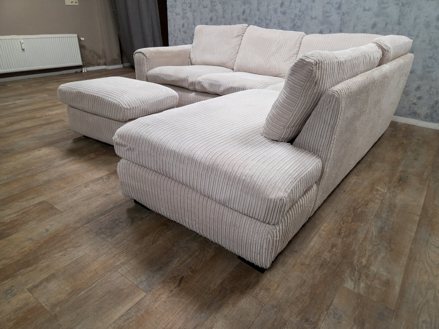 PRACHTIG BEIGE RIBSTOF HOEKBANK met POEF