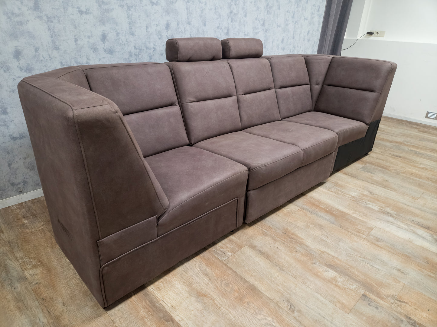 (Nieuwe) Mooie Bruine Rechte Bank - met Opberglade en Hoofdsteunen