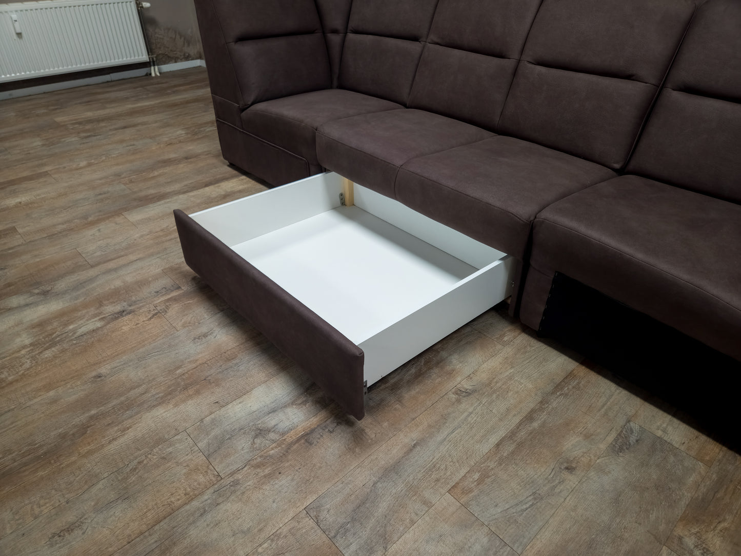 (Nieuwe) Mooie Bruine Rechte Bank - met Opberglade en Hoofdsteunen