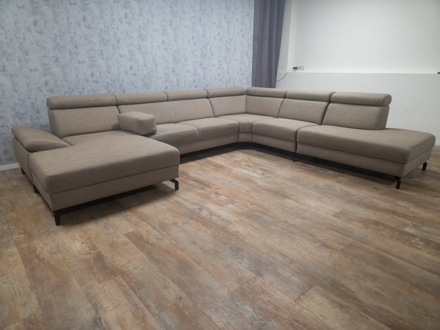 Luxe XXL Grote Beige MONTEL U-Bankstel – Design & Verstelbare Hoofdsteunen