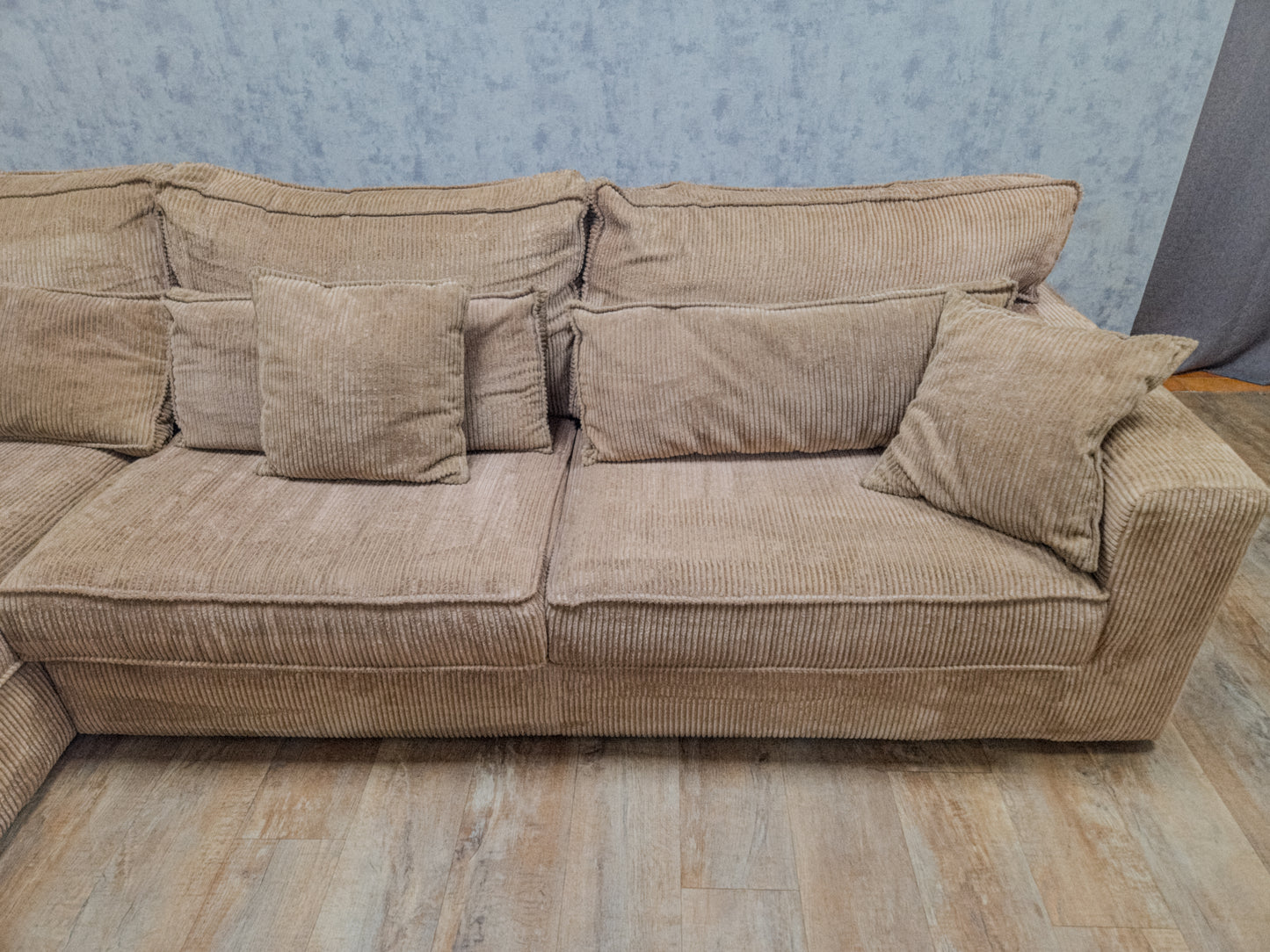 Mooi Taupe Kleur Ribstof Hoekbank