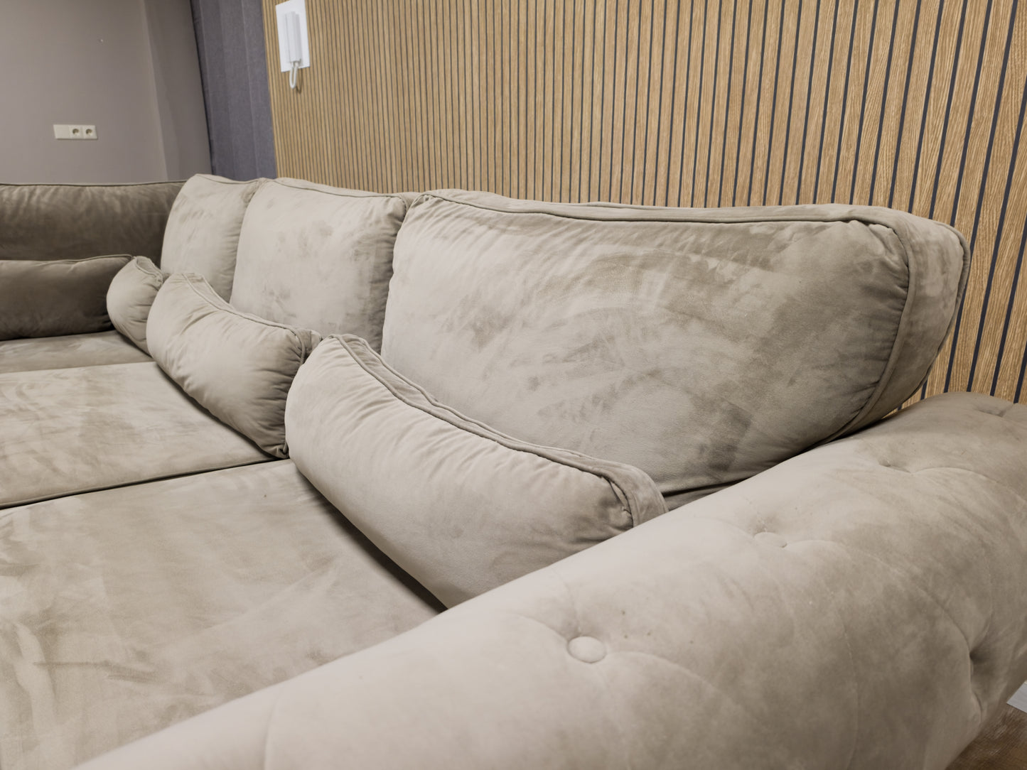 PRACHTIGE LUXE TAUPE SUEDE Hoekbank - NIEUWESTAAT !!!!